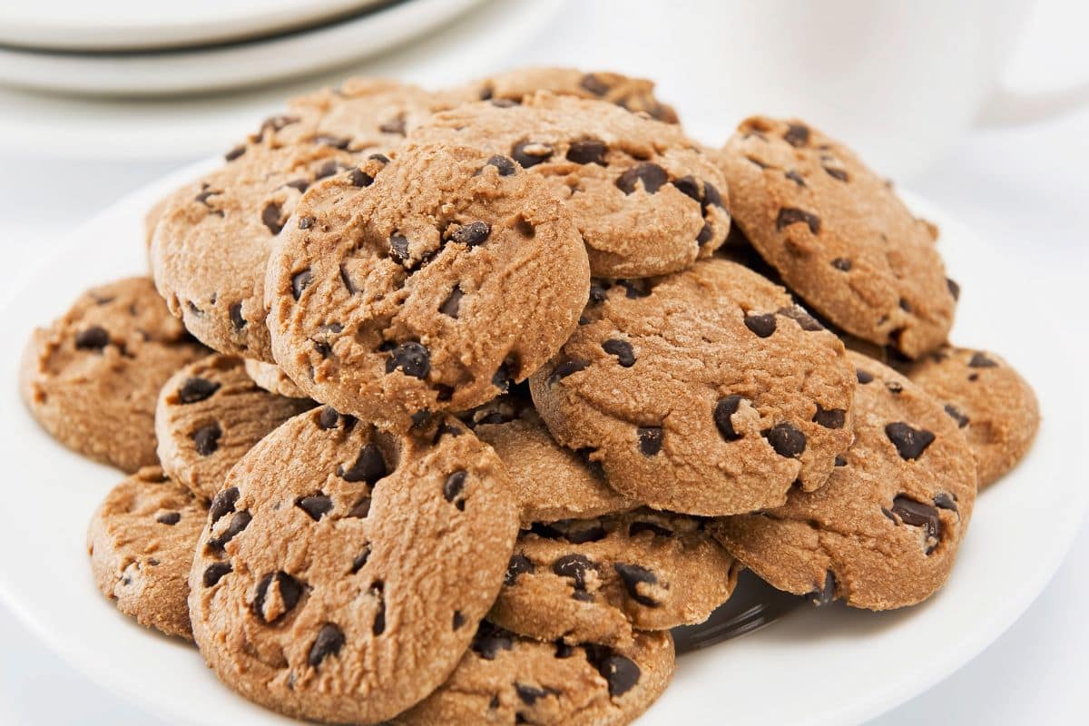 Assiette de cookies aux pépites de chocolat