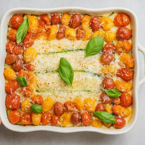 Gratin de légumes avec tomates et basilic.