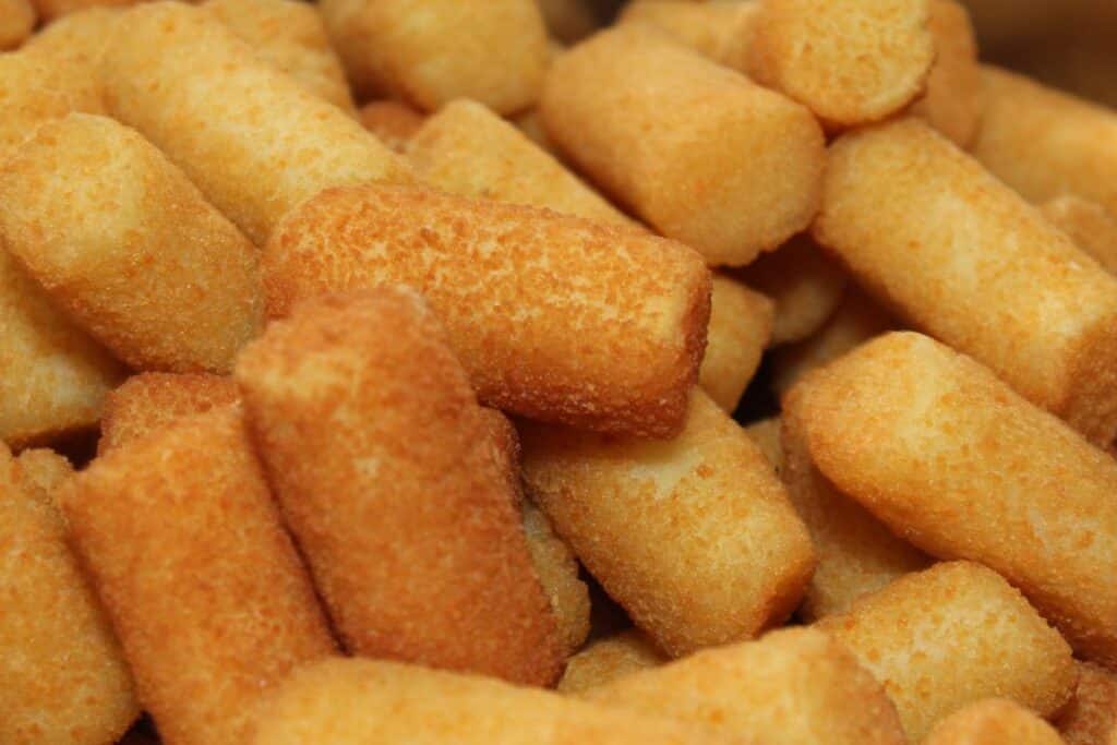 Bâtonnets panés dorés croquants.