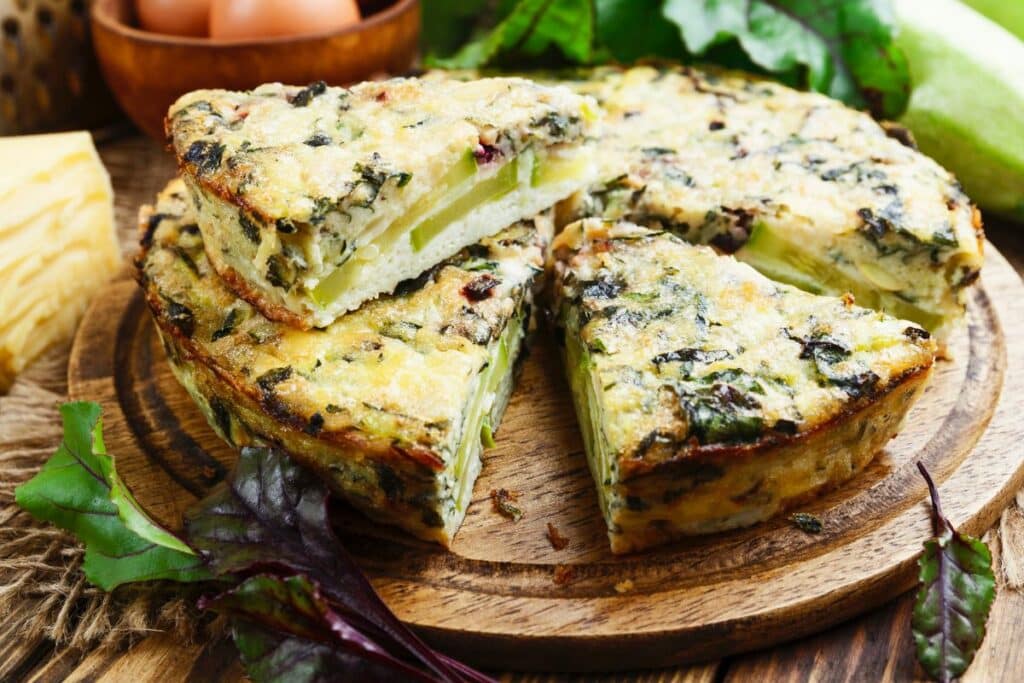 Quiche aux légumes sur une planche en bois.