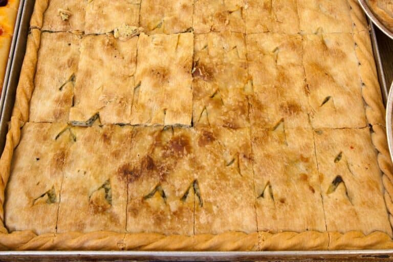 Tourte salée dorée dans un plat rectangulaire