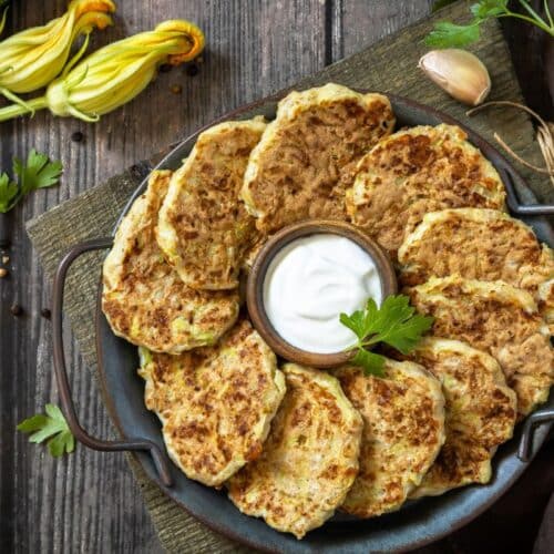 Galettes de courgettes avec sauce au yaourt