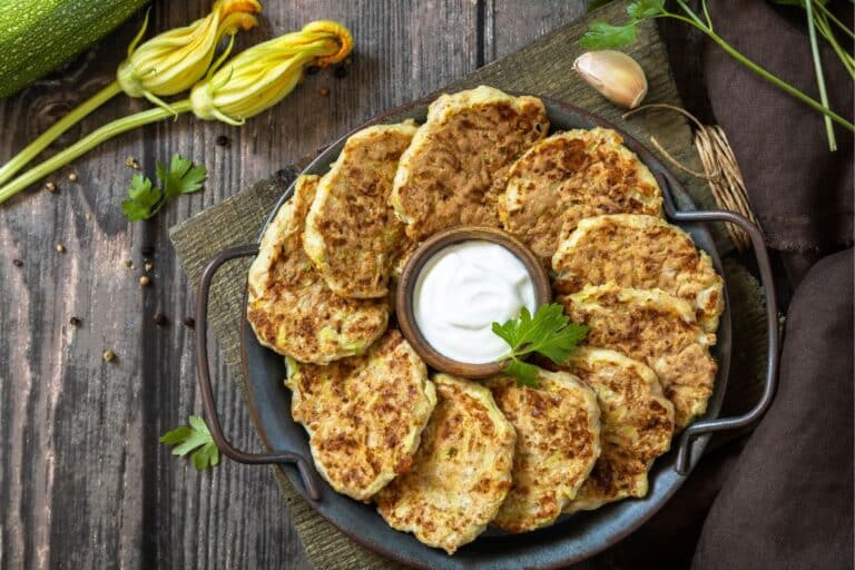 Galettes de courgettes avec sauce au yaourt