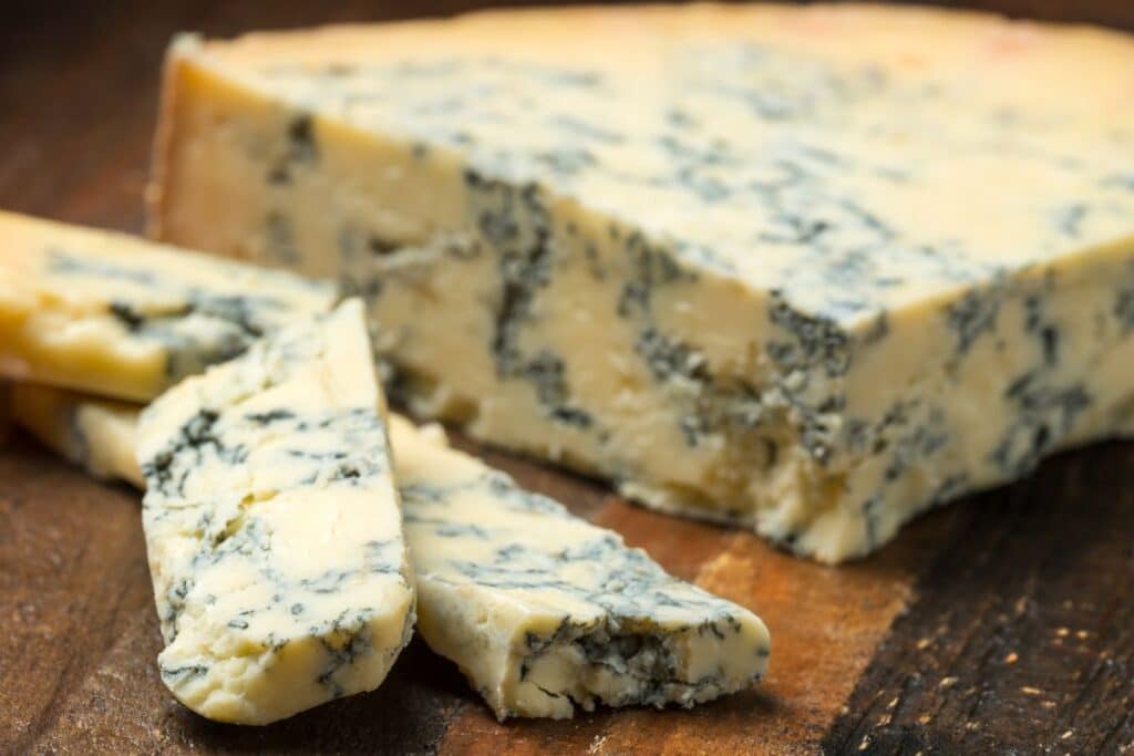 Fromage bleu sur une planche en bois.