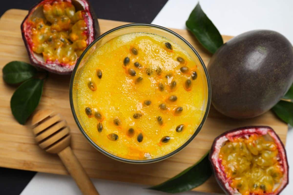 Jus de fruit de la passion frais avec fruits entiers.