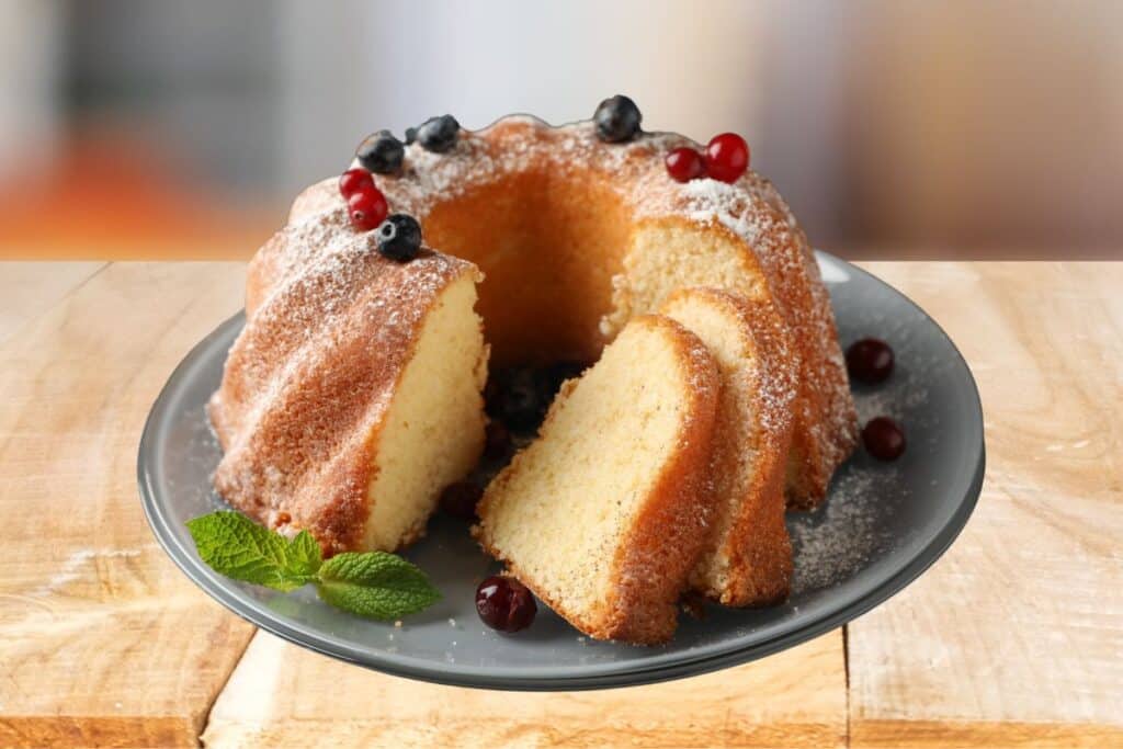 Gâteau Bundt avec fruits rouges et sucre glace.