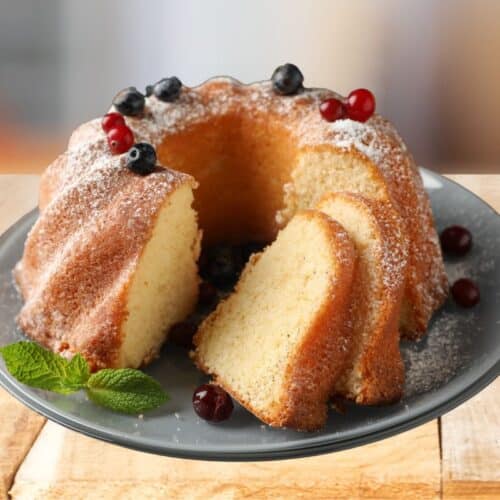 Gâteau Bundt avec fruits rouges et sucre glace.