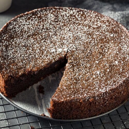Gâteau chocolat avec sucre glace, part manquante.