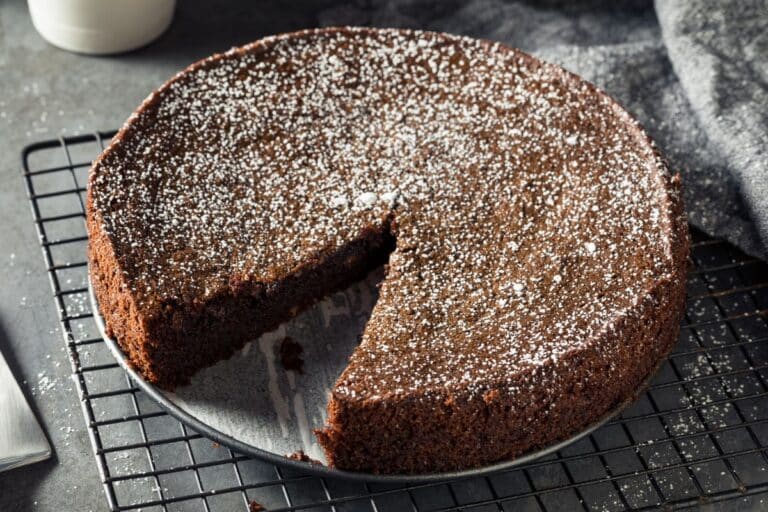 Gâteau chocolat avec sucre glace, part manquante.