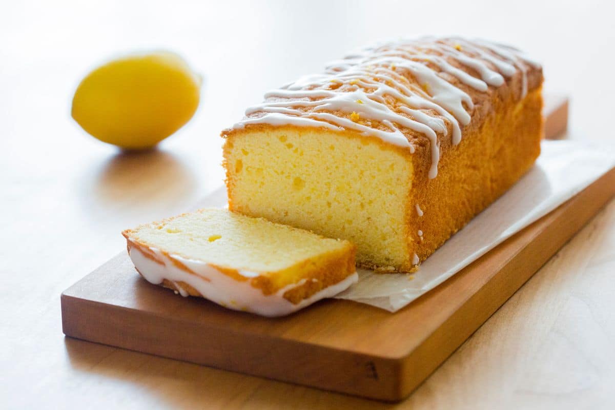 Cake citron nappé de glaçage, tranche coupée