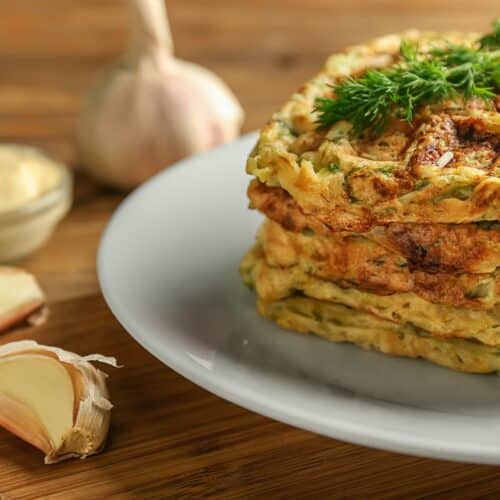 Galettes de courgette sur assiette avec ail.