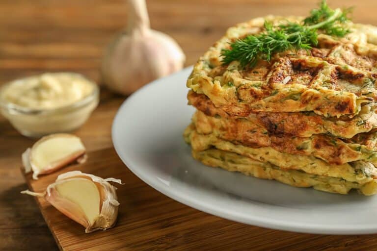 Galettes de courgette sur assiette avec ail.