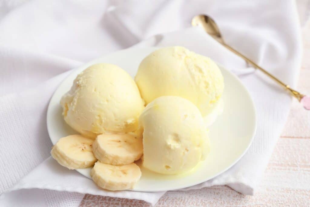 Glace à la banane sur assiette blanche.