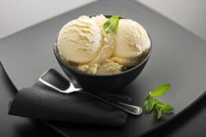 Elle prépare une glace vanille en 5 minutes avec 3 ingrédients seulement, le résultat est fou