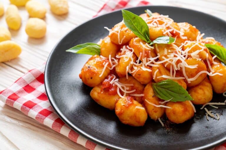 Gnocchis à la sauce tomate et basilic frais.