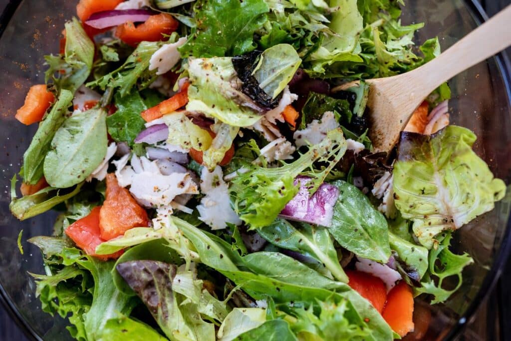 Salade colorée avec légumes variés et poulet.