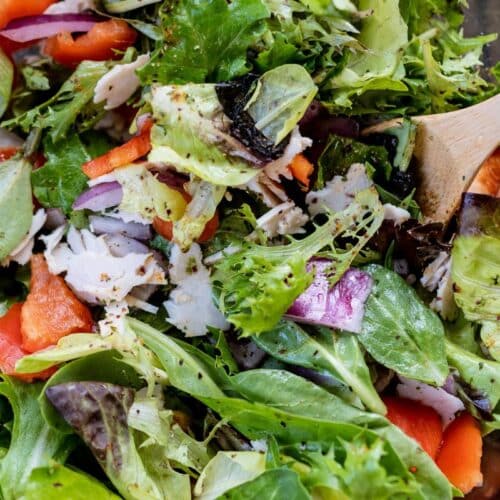 Salade colorée avec légumes variés et poulet.