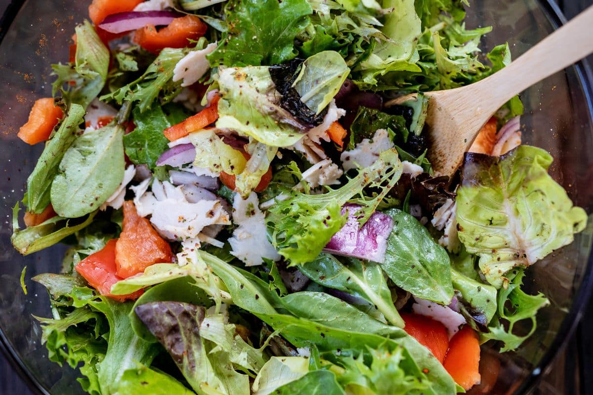Salade colorée avec légumes variés et poulet.