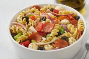 Le secret qui change tout dans la salade de pâtes : j’ajoute toujours des pignons de pin torréfiés