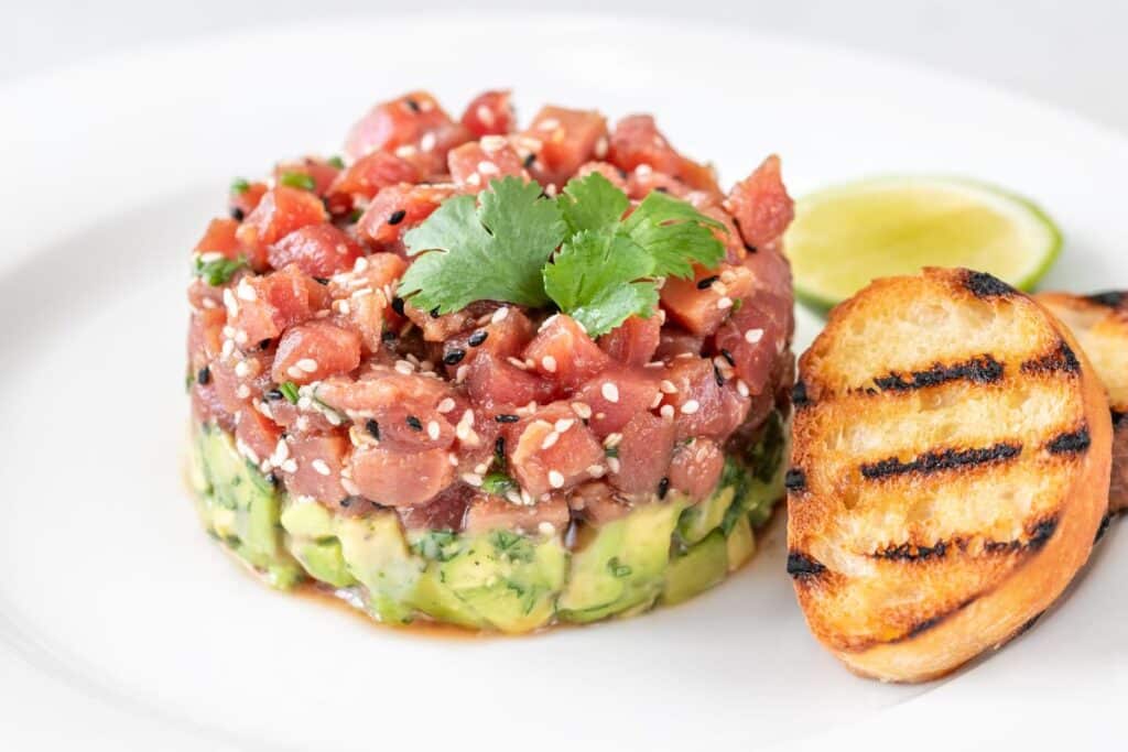 Tartare thon avocat avec pain grillé et citron