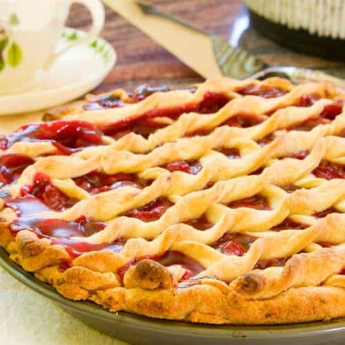 Tarte aux cerises en gros plan.