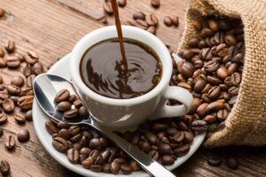 Elle ajoute cet ingrédient à son café depuis 3 semaines, et ce qui s’est passé ensuite dépasse toutes les attentes