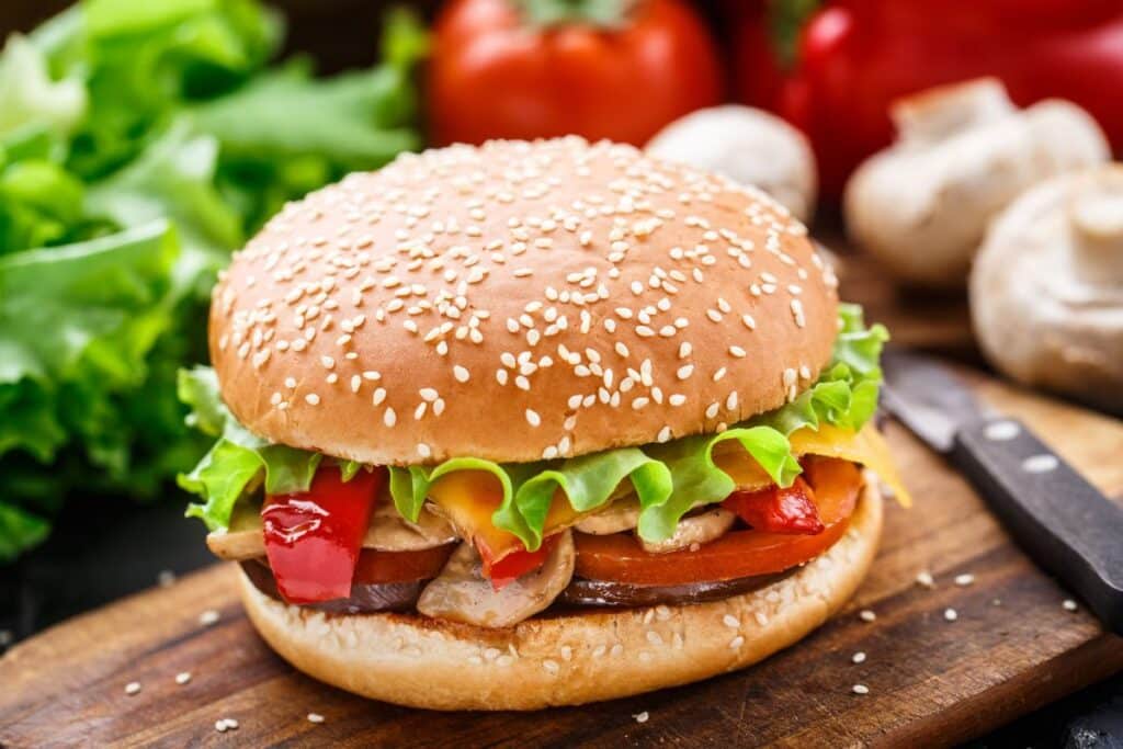 Burger végétarien avec légumes frais.