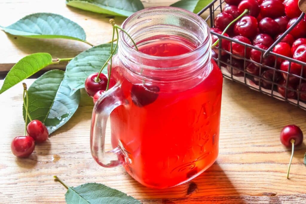 Jus de cerise dans un bocal en verre.