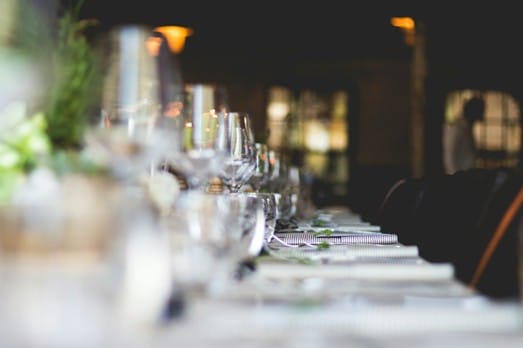 Table élégamment dressée avec verres et couverts
