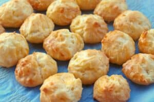 Une recette d’apéro chic et simplissime avec du surimi et de la mozzarella : vos invités vont en redemander