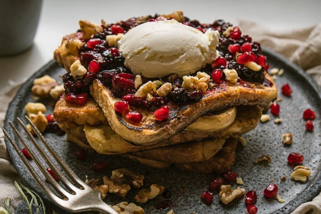 Pain perdu garni de fruits rouges et noix.