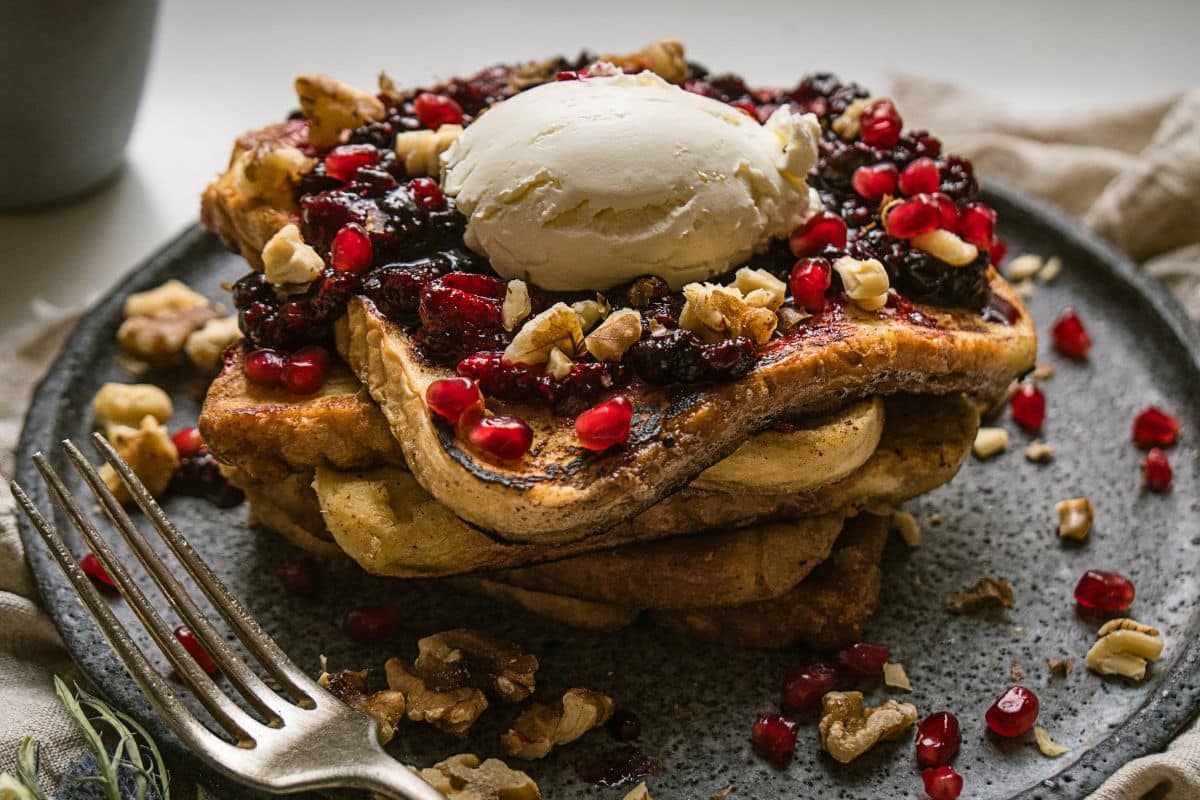 Pain perdu garni de fruits rouges et noix.