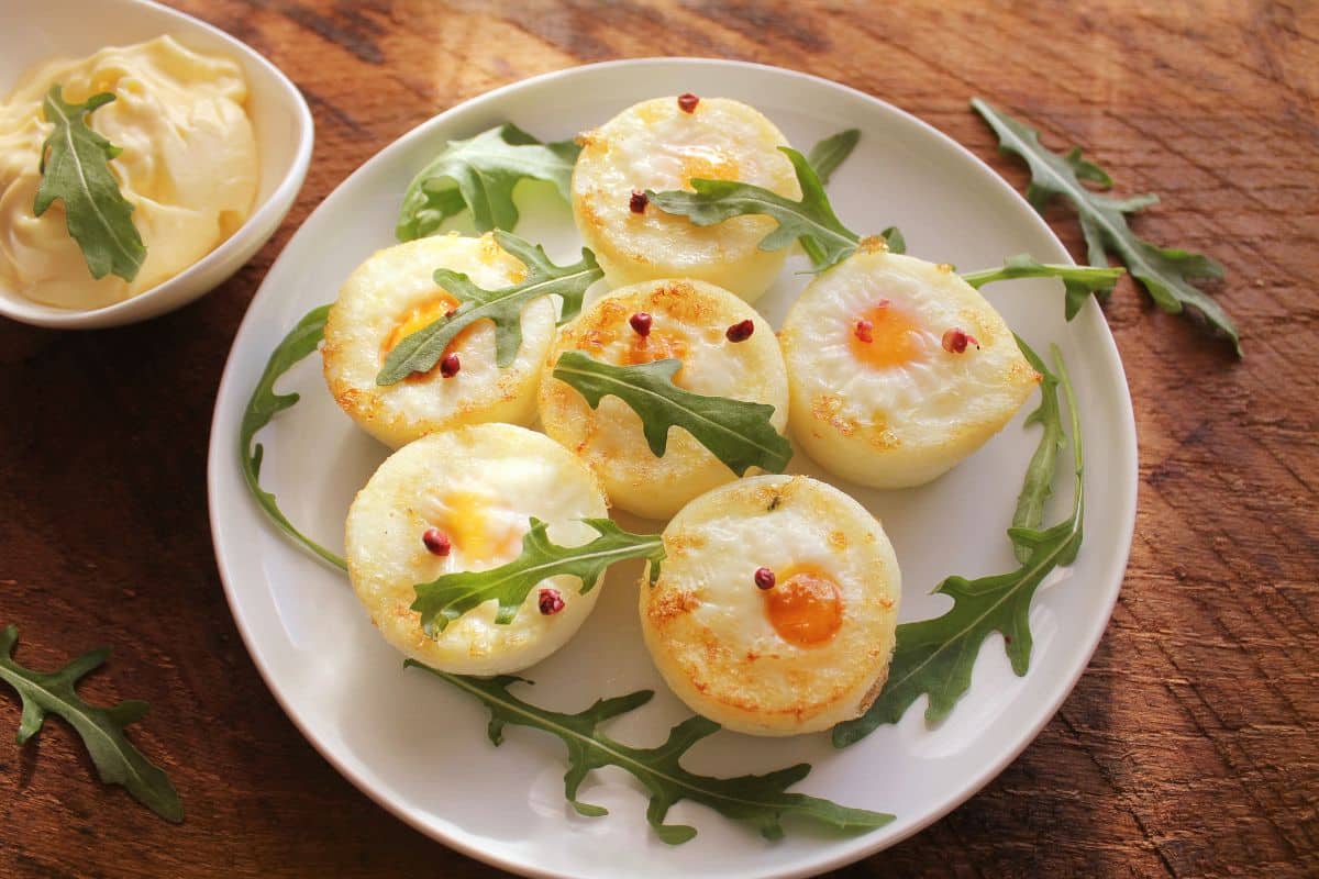 Assiette de canapés aux œufs et roquette.