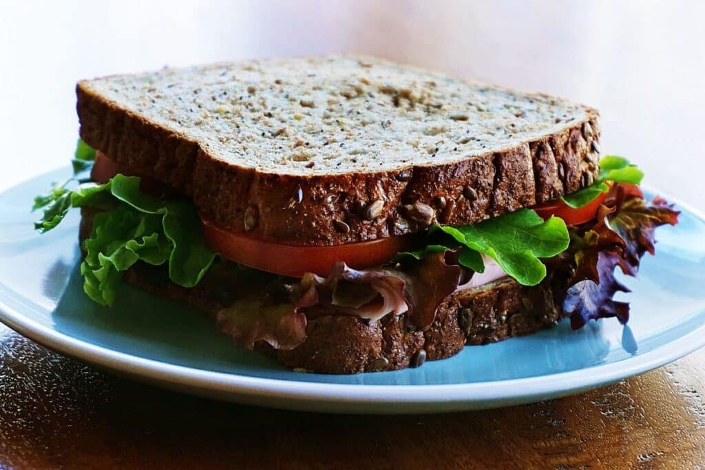 Sandwich sain avec salade et tomates.