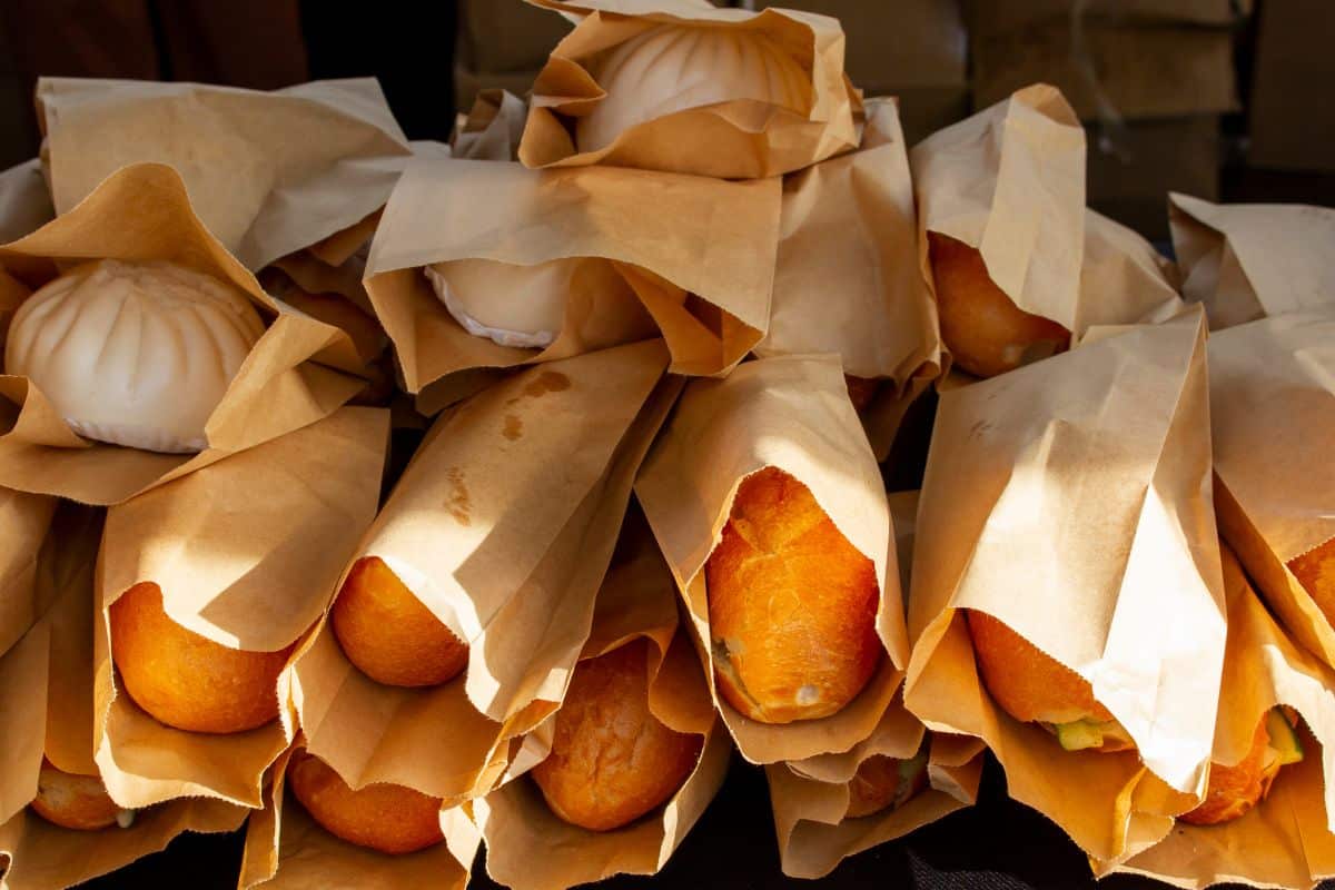 Pains emballés dans des sacs en papier.