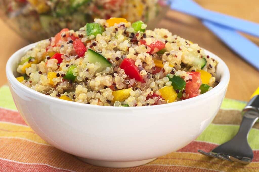 Salade de quinoa colorée et fraîche dans un bol.