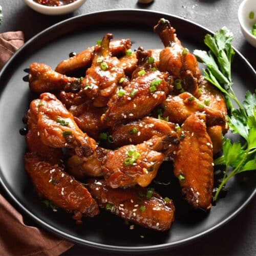 Ailes de poulet grillées et garnies d'herbes.