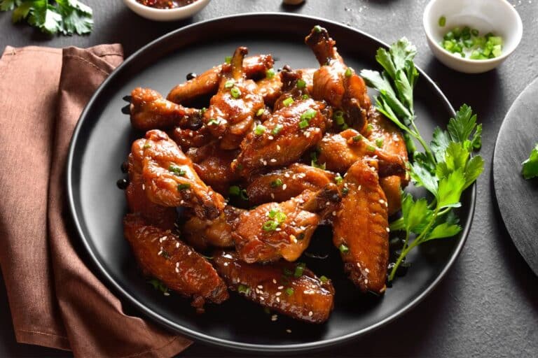 Ailes de poulet grillées et garnies d'herbes.