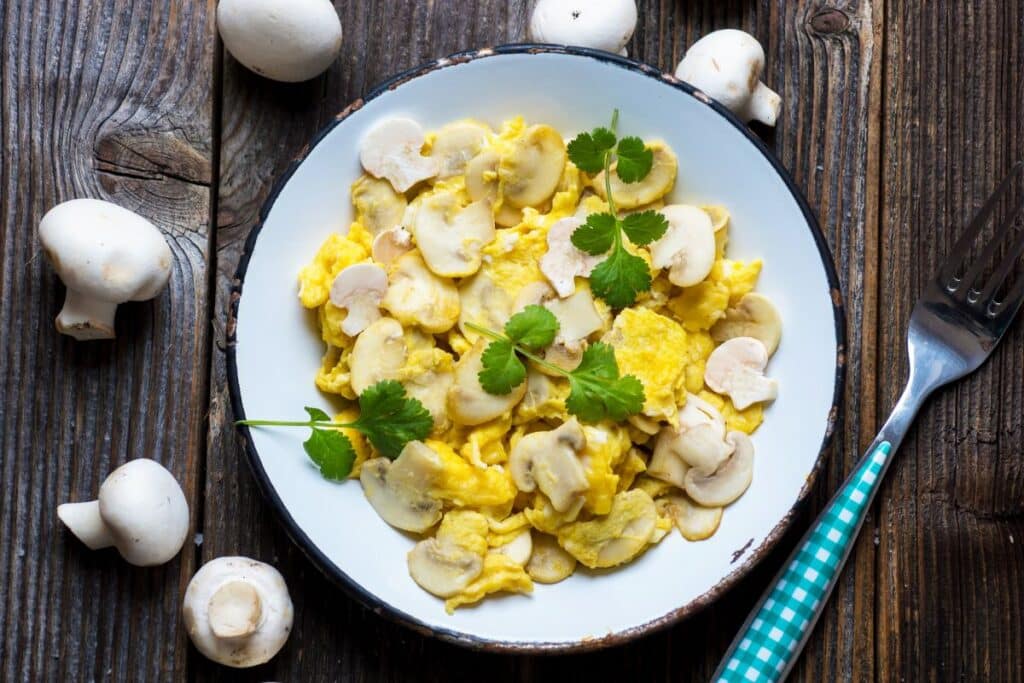 Omelette aux champignons avec coriandre