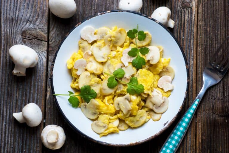 Omelette aux champignons avec coriandre