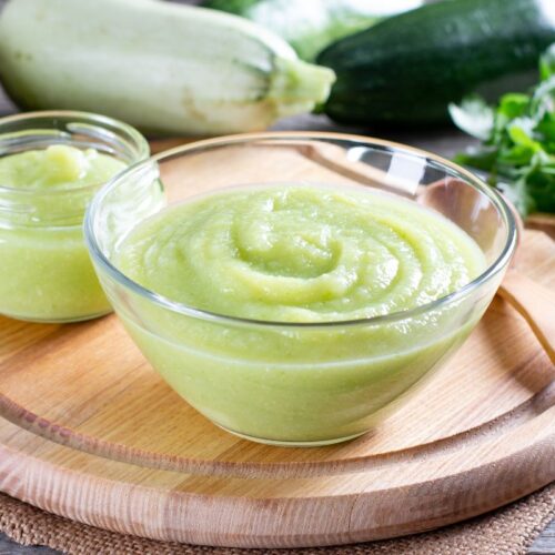 Purée de courgettes sur planche en bois