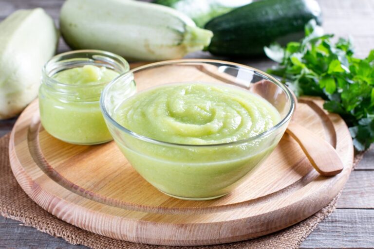 Purée de courgettes sur planche en bois