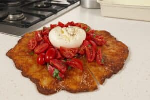À tester d’urgence : la tarte tomate et burrata qui fait sensation cet été avec sa pâte ultra croustillante