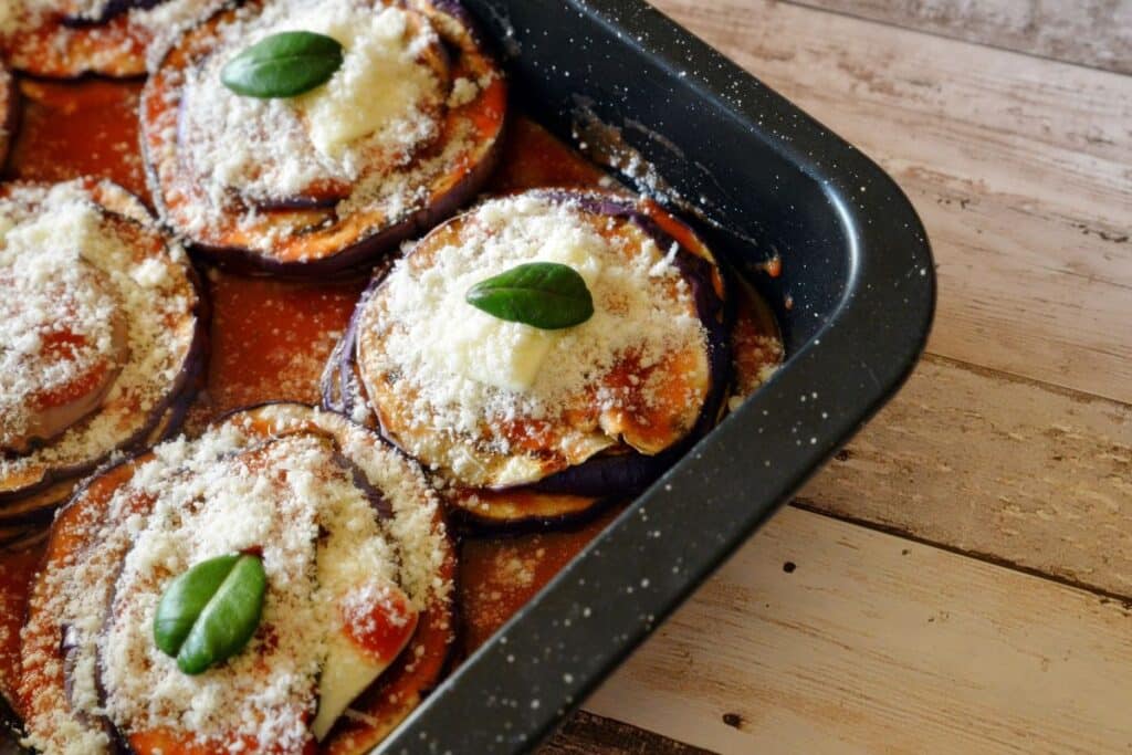 Gratin d'aubergines avec sauce tomate et fromage.