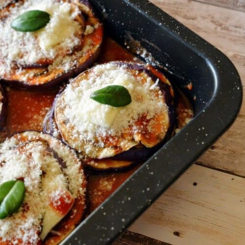 Gratin d'aubergines avec sauce tomate et fromage.