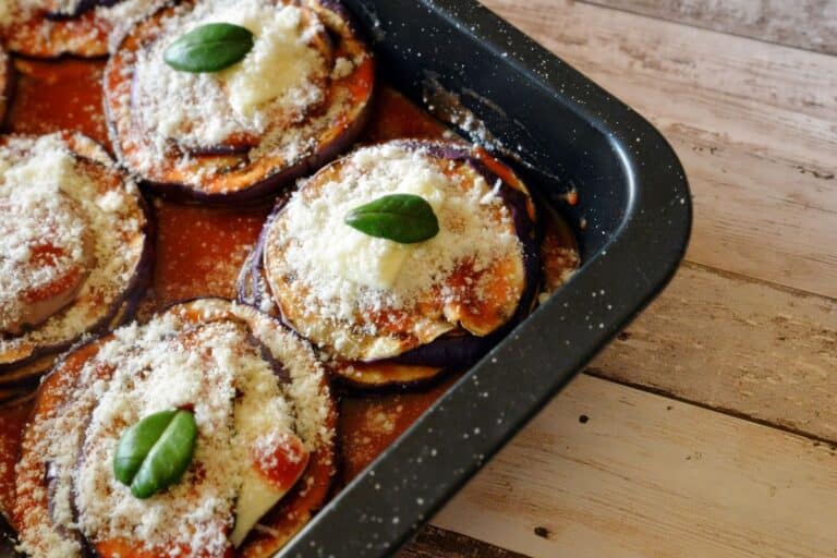 Gratin d'aubergines avec sauce tomate et fromage.