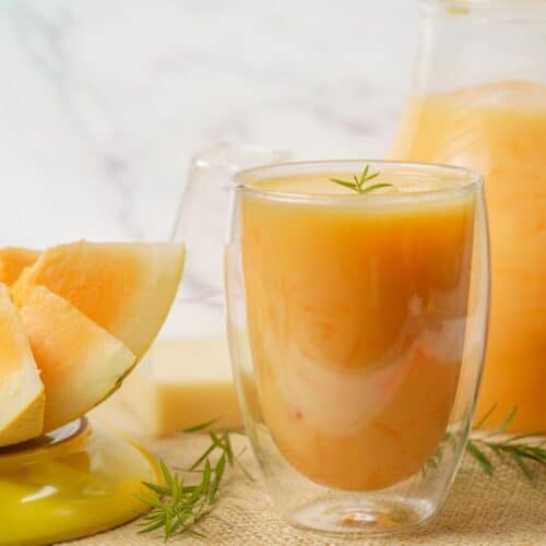 Jus et tranches de melon frais sur table.