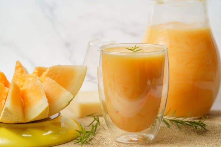 Jus et tranches de melon frais sur table.