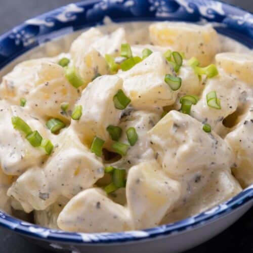 Salade de pommes de terre à la crème et ciboulette.