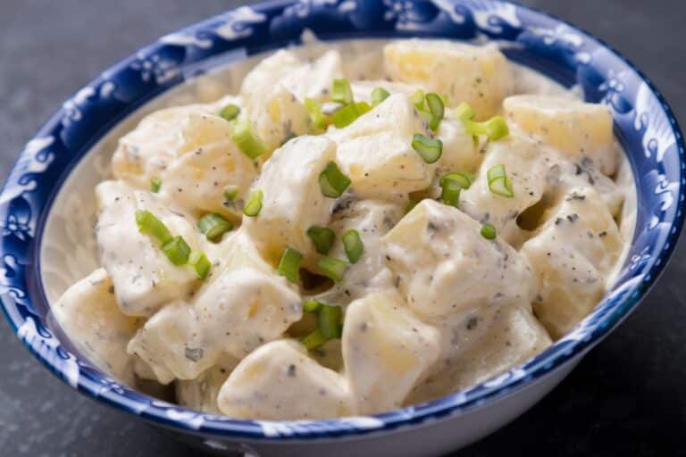 Salade de pommes de terre à la crème et ciboulette.